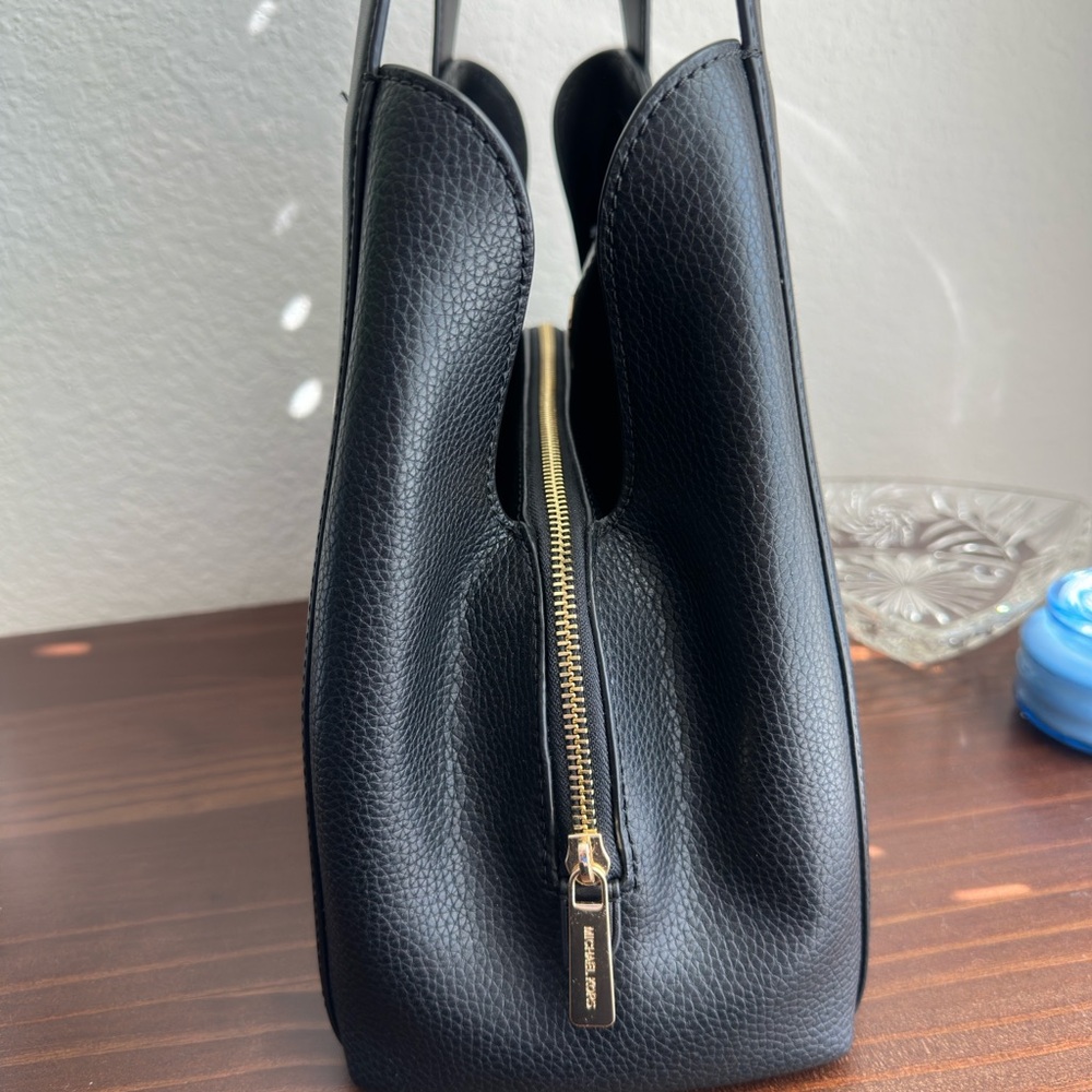MAKE AN OFFER! Michael Kors Shoulder Bag - Picture 3 of 9